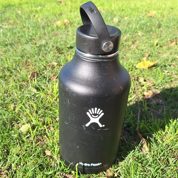 Hydro Flask Black Insulated Bottle 64 Oz. - Picture 7 of 9